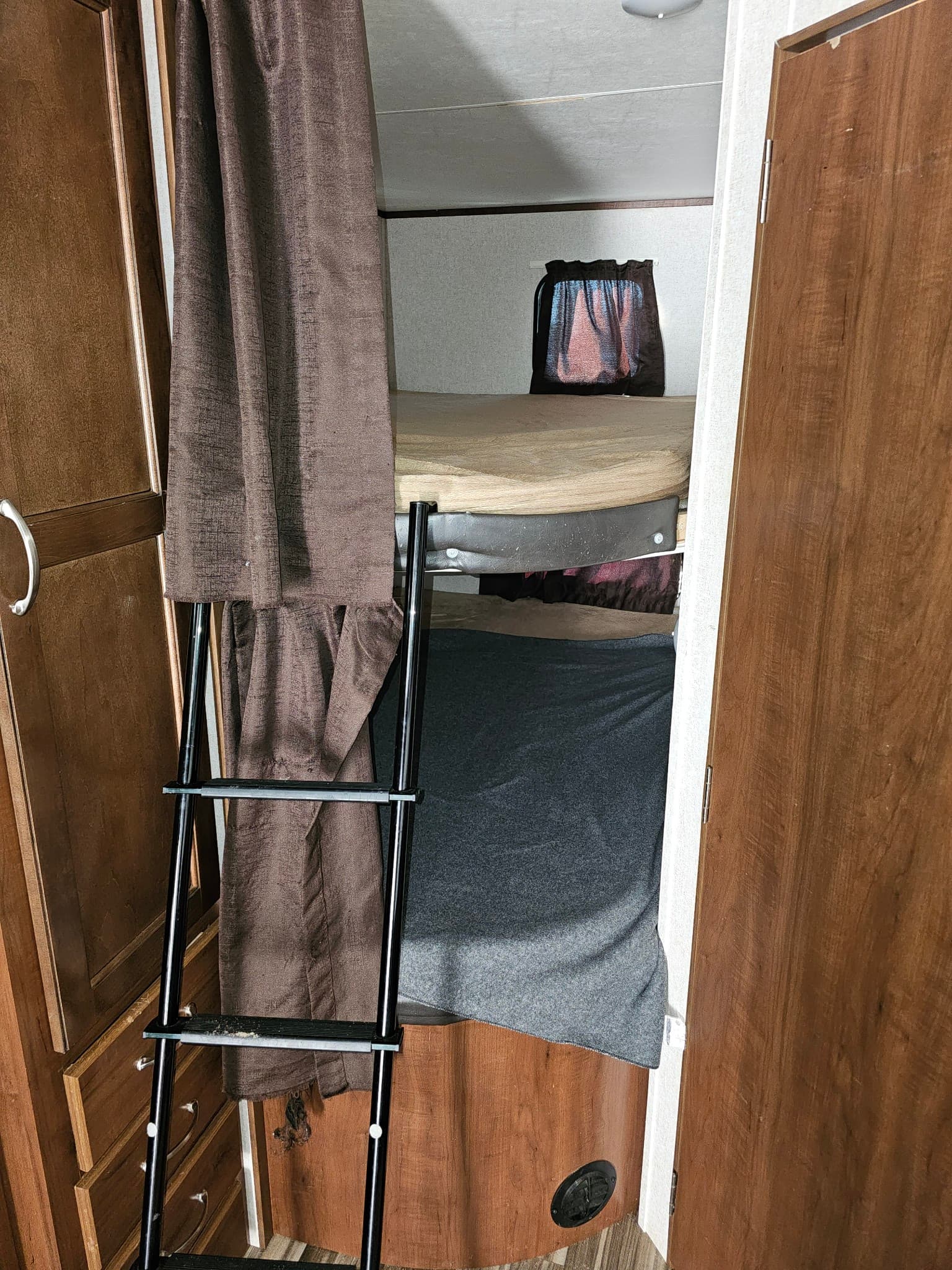 A picture of a Cougar RV from the outside